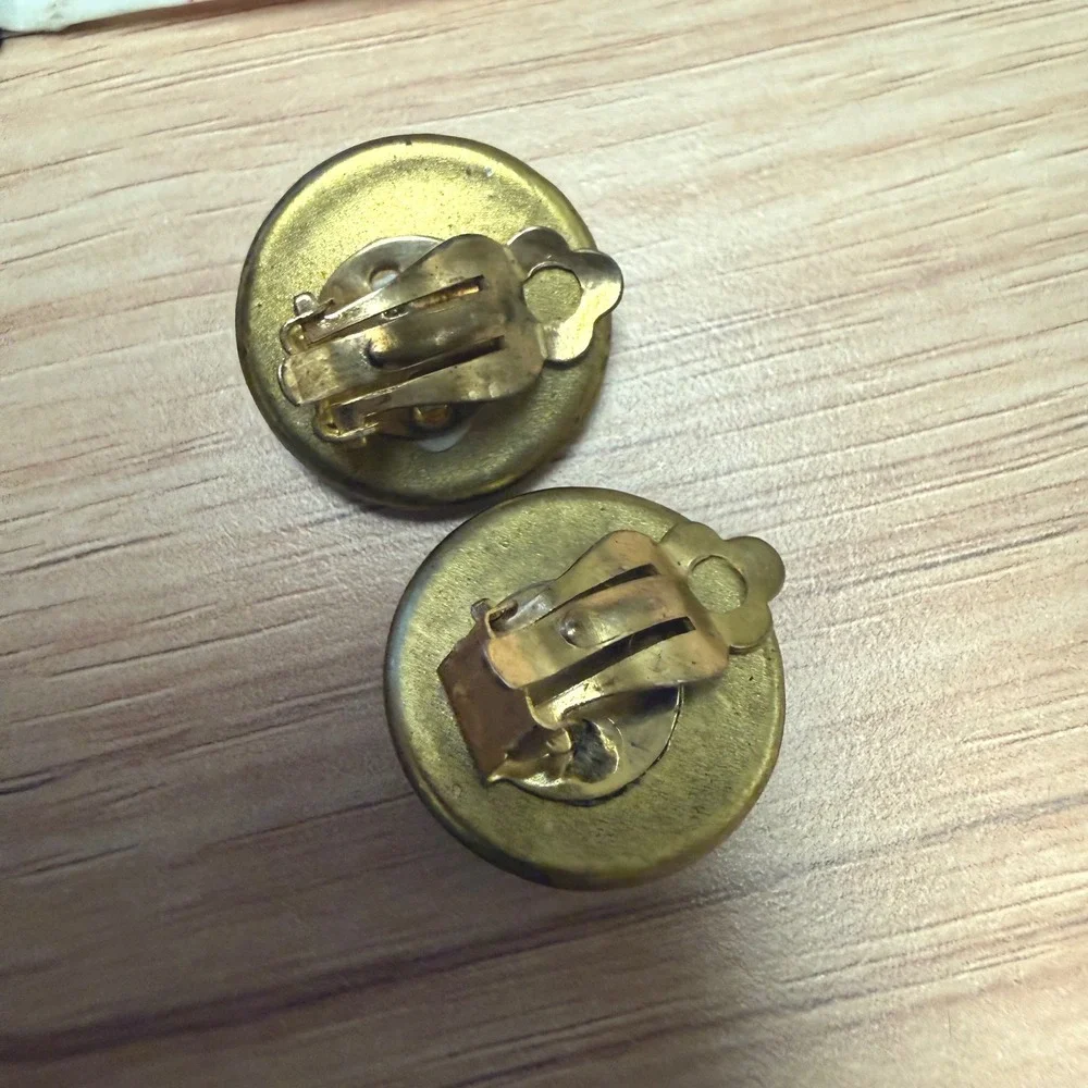 Vintage Gold Tone Amber Cabochon Floral Clip On Earrings Ornate Round Studs 1